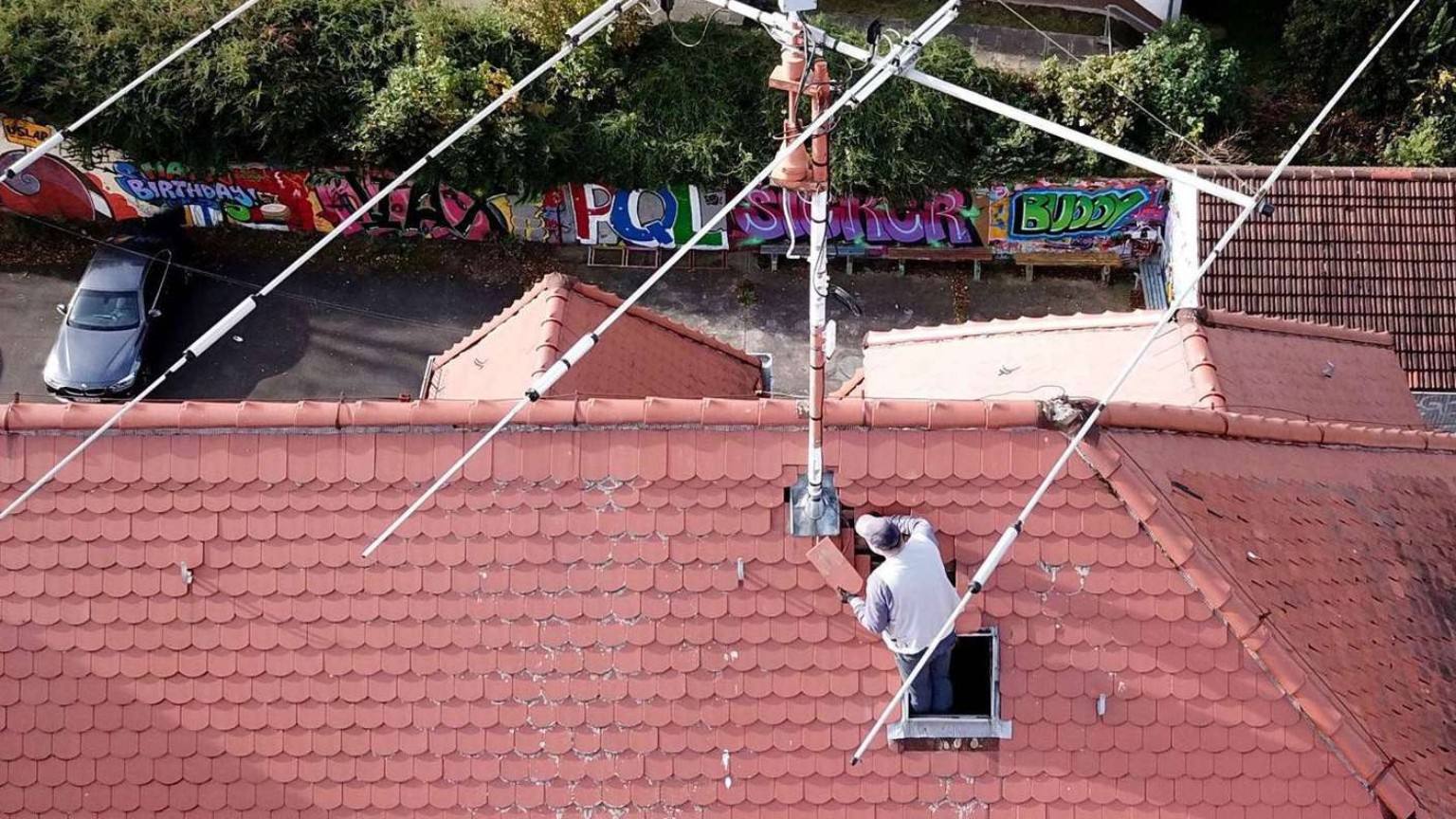 Arbeiten an der Antennenanlage auf dem Dach der Clubstation DFØUS in Uslar